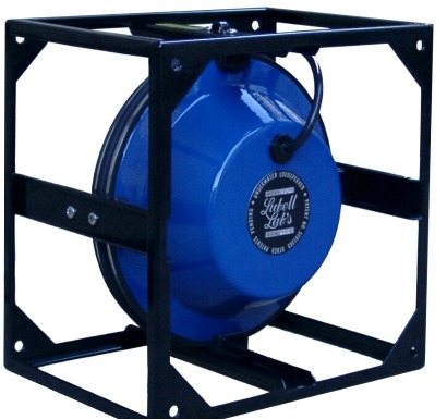 Altavoz subacuático azul Lubell LL916C en su jaula protectora de acero negro